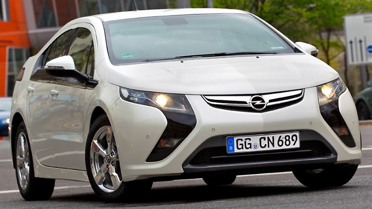 Die sichelförmigen Scheinwerfergläser prägen die Front des Elektroautos, das insgesamt recht bullig wirkt.