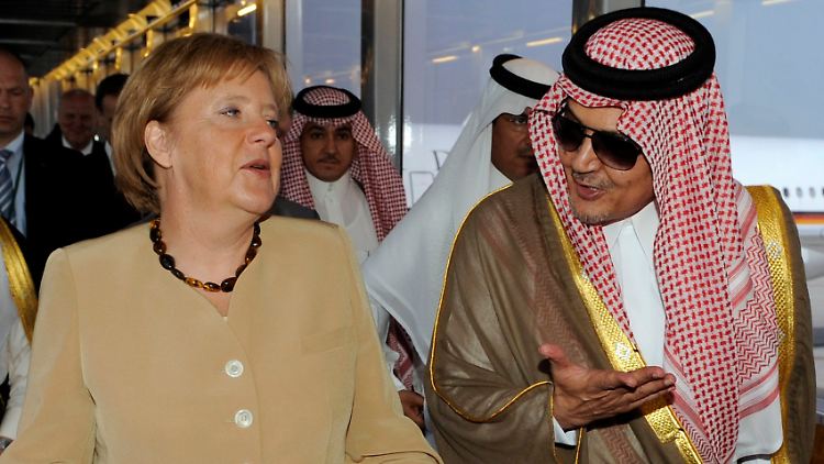Immer wieder muss Kanzlerin Angela Merkel (hier mit dem Außenminister aus Saudi-Arabien Prinz Saud Al Faisal bin Abdulaziz Al Saud) Vorbehalte ausräumen.