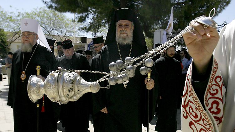 Erzbischof Chrysostomos II. (r.) begrüßt den Metropoliten von Warschau (Archivbild vom 15. Mai. 2009).