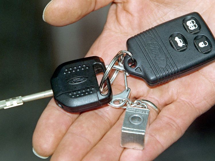 Vergisst der Fahrzeughalter unbewusst den Autoschlüssel im Wagen, sei das zwar gedankenlos, aber nicht grob fahrlässig, urteilen die Richter.