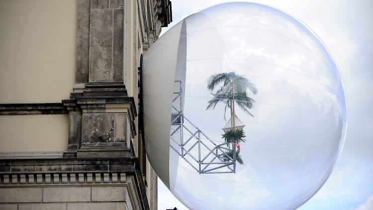 Acht Meter im Durchmesser misst eine durchsichtige Kugel von der österreichischen Architekten- und Künstlergruppe Haus-Rucker-Co. Sie kann durch eine Druckschleuse betreten werden. Im Inneren befindet sich eine Aussichtsplattform mit zwei künstlichen Palmen und einer Hängematte.