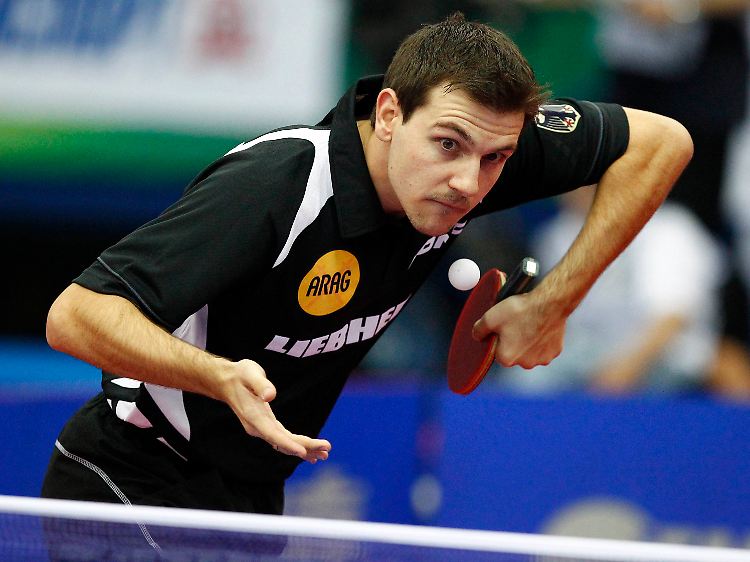 Geschlagen, aber dennoch siegreich: Timo Boll darf mit Deutschland auf eine WM-Medaille hoffen.