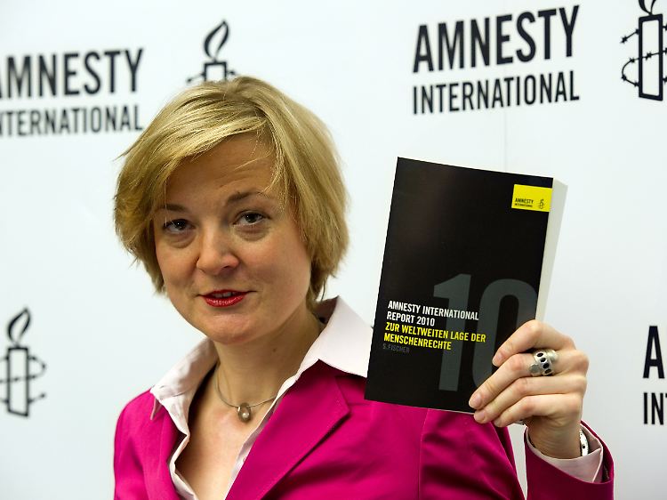 Die Generalsekretärin von Amnesty International, Monika Lüke, stellt den Jahresreport im Bundespresseamt vor.