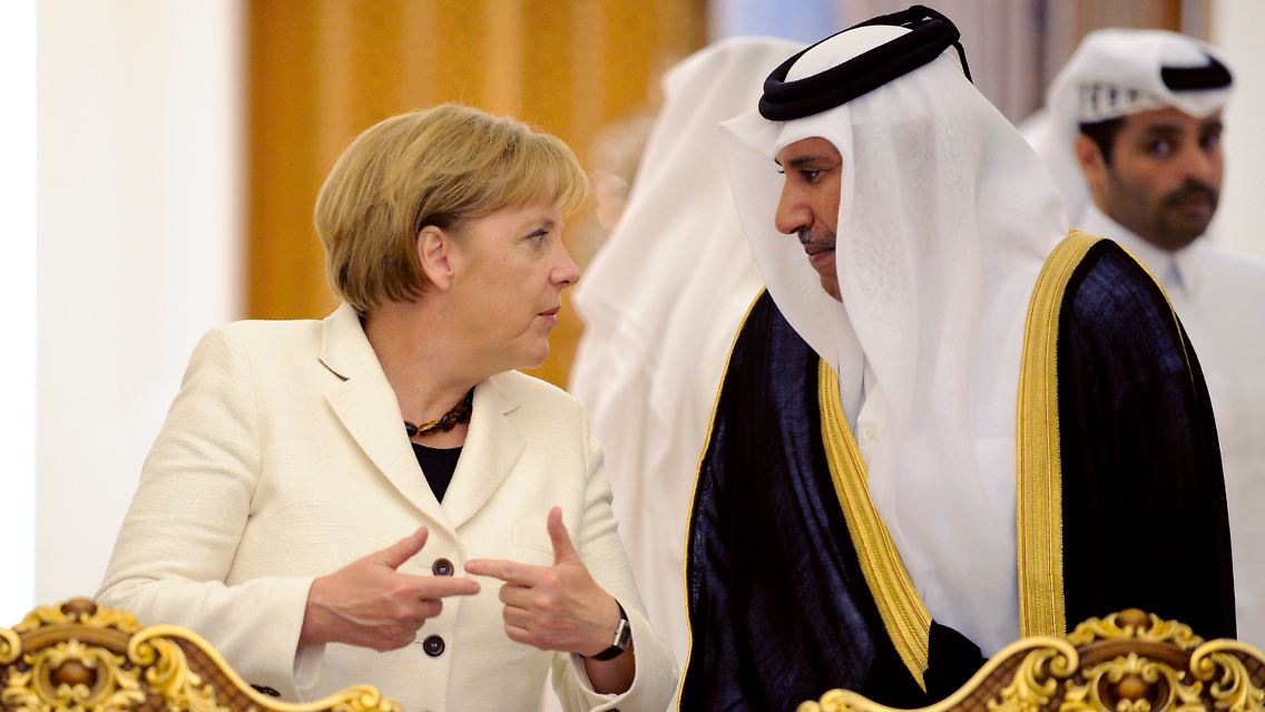 Angela Merkel im Gespräch mit dem Premier- und Außenminister Katars, Scheich Hamad Bin Jasim Al Thani.