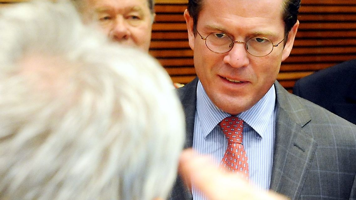 Strukturreform und Einsparungen - Verteidigungsminister Theodor zu Guttenberg will beides.