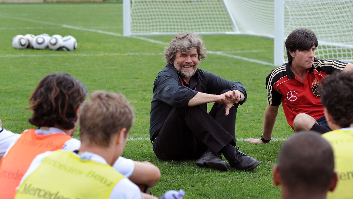 Prominenter Besuch: Die DFB-Elf will in Südafrika hoch hinaus. Bergsteiger Reinhold Messner erklärt, wie es geht.