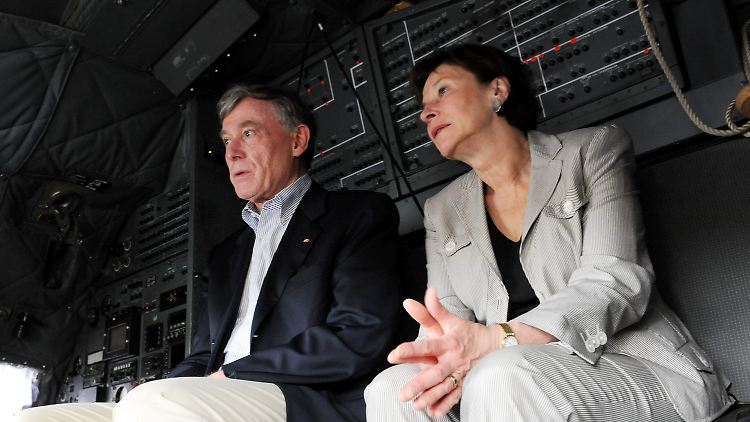 Bundespräsident Köhler und seine Frau auf dem Flug nach Masar-i-Scharif im Norden Afghanistans an Bord einer Transall der Bundeswehr.