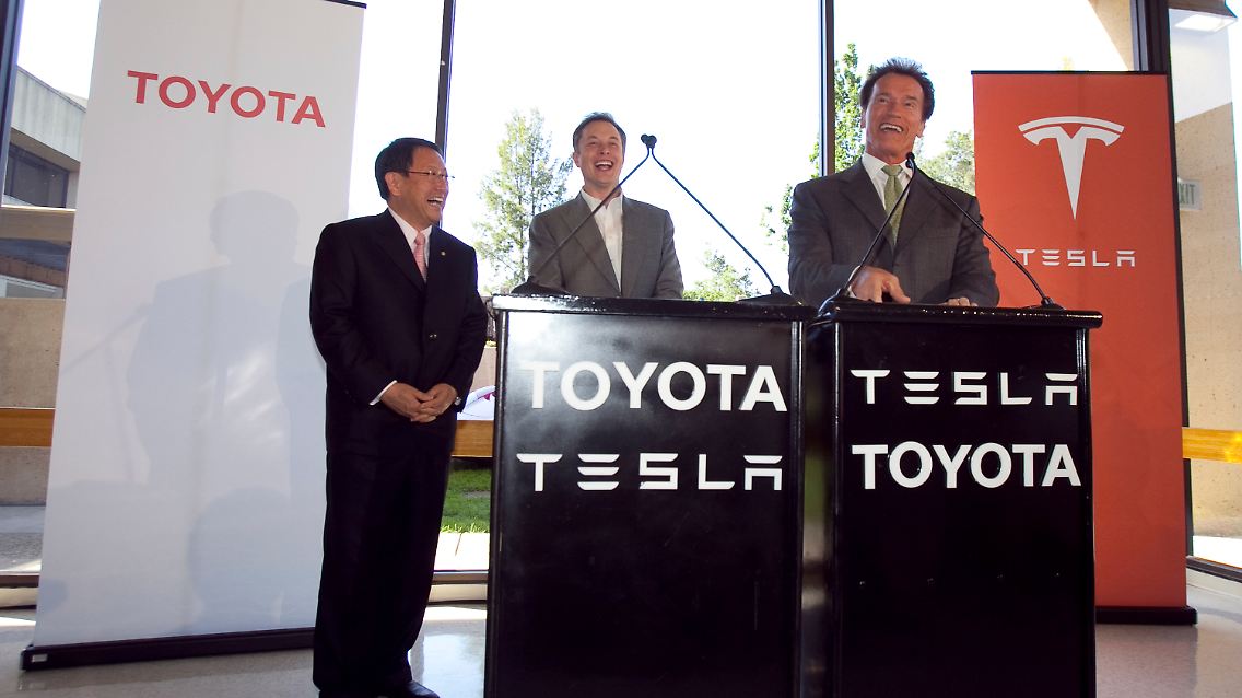 Arnold Schwarzenegger (r.) auf der Pressekonferenz mit den Chefs von Toyota und Tesla, Akio Toyoda und Elon Musk.