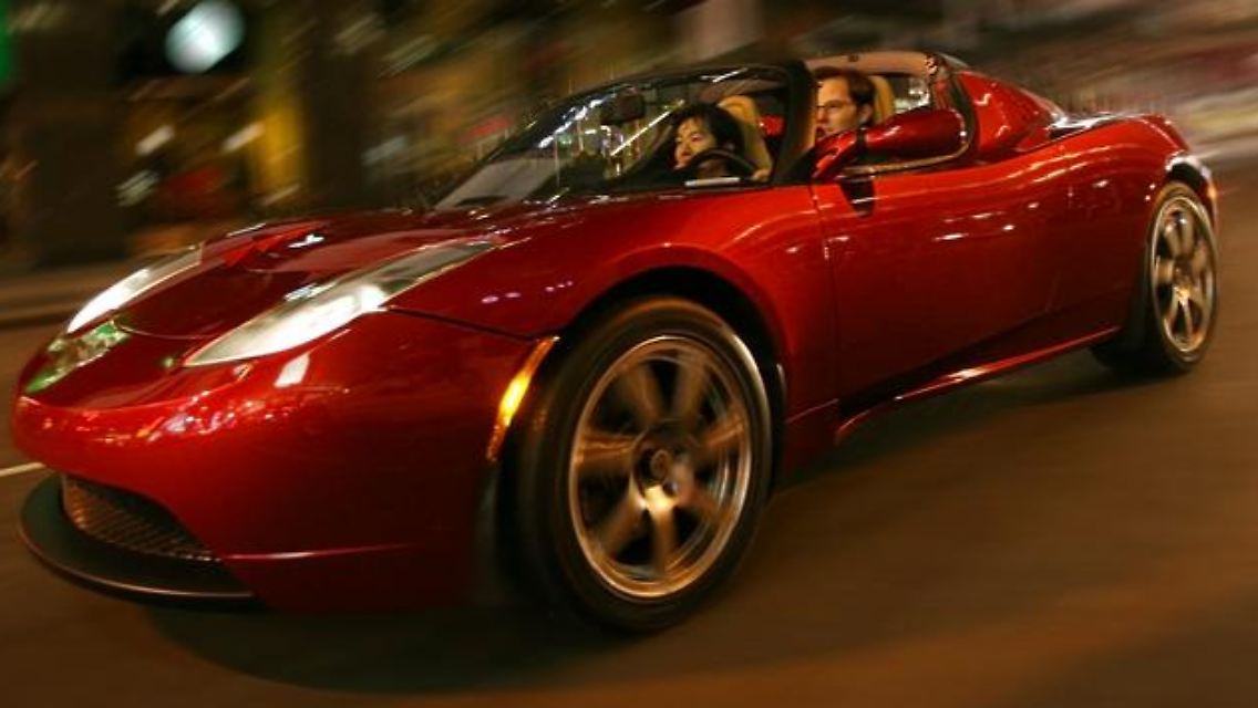 Und abends mit dem Roadster durch die Stadt: Elektroautos wie dieser Tesla könnten dem Wechselkennzeichen den Weg ebnen.