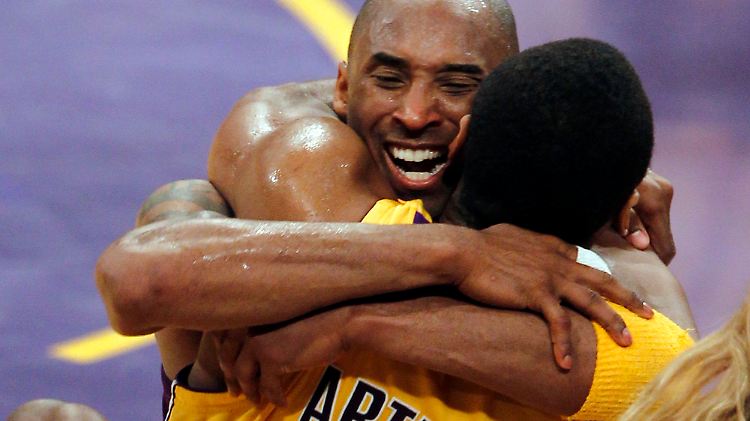 Topscorer Kobe Bryant herzt Matchwinner Ron Artest.