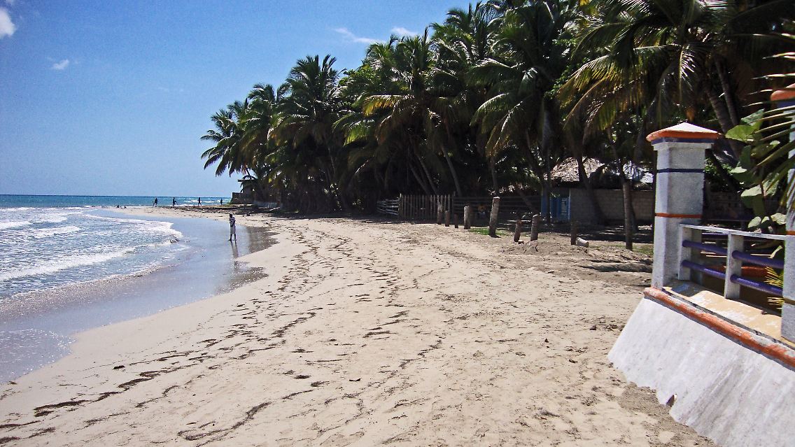 Karibikstrand ohne Urlauber: Auch Jacmel im Süden Haitis hofft darauf, künftig Touristen anzuziehen und dadurch den Wiederaufbau nach dem Erdbeben voranzubringen.