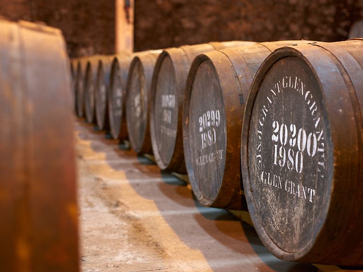 Im Lagerhaus von Glen Grant ruht der Whisky in großen Fässern. Manchmal bleibt er dort für 10 oder sogar 25 Jahre, bis er in Flaschen gefüllt wird.