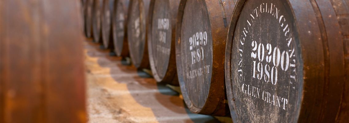 m Lagerhaus von Glen Grant in Schottland ruht der Whisky in großen Fässern.