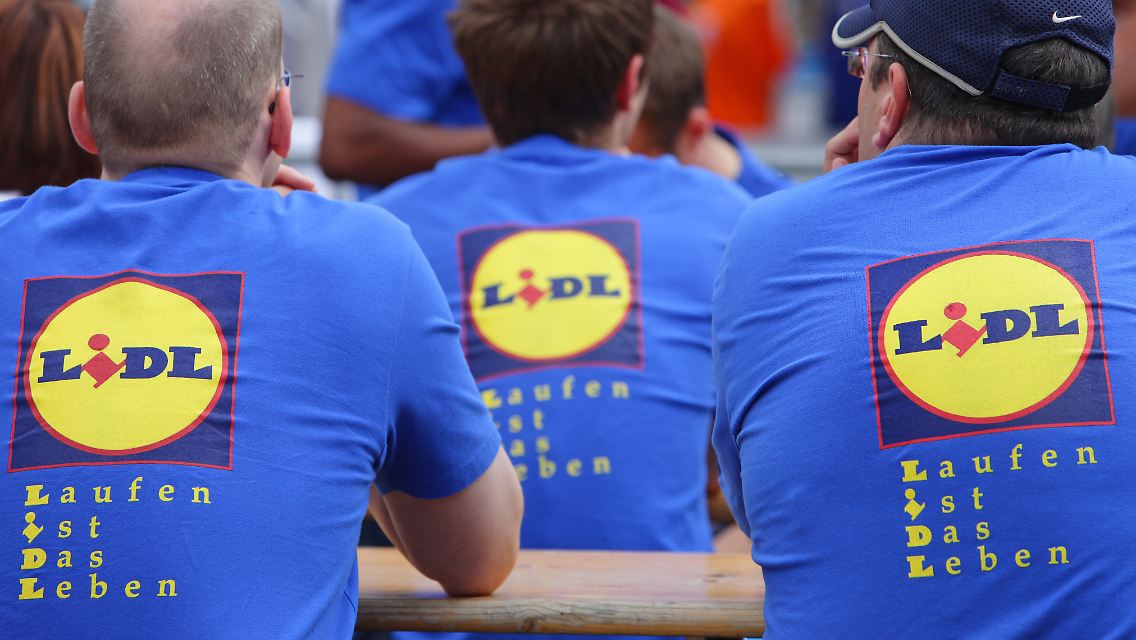 Laufen für Lidl: Teilnehmer des JP-Morgan-Chase-Firmenlaus in T-Shirts mit der Aufschrift "Lidl - Laufen ist das Leben".