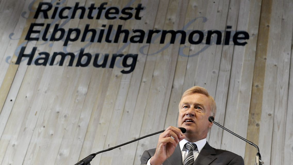 Hamburgs Bürgermeister Ole von Beust steht zu der Entscheidung für das Prestigeprojekt.