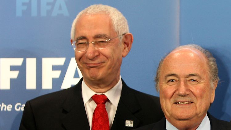 Es gab Zeiten, da haben sich Lord David Triesman (l.) und FIFA-Präsident Joseph Blatter besser verstanden. Damals wollte England aber auch noch die WM ausrichten, trotz korrupter FIFA-Funktionäre.