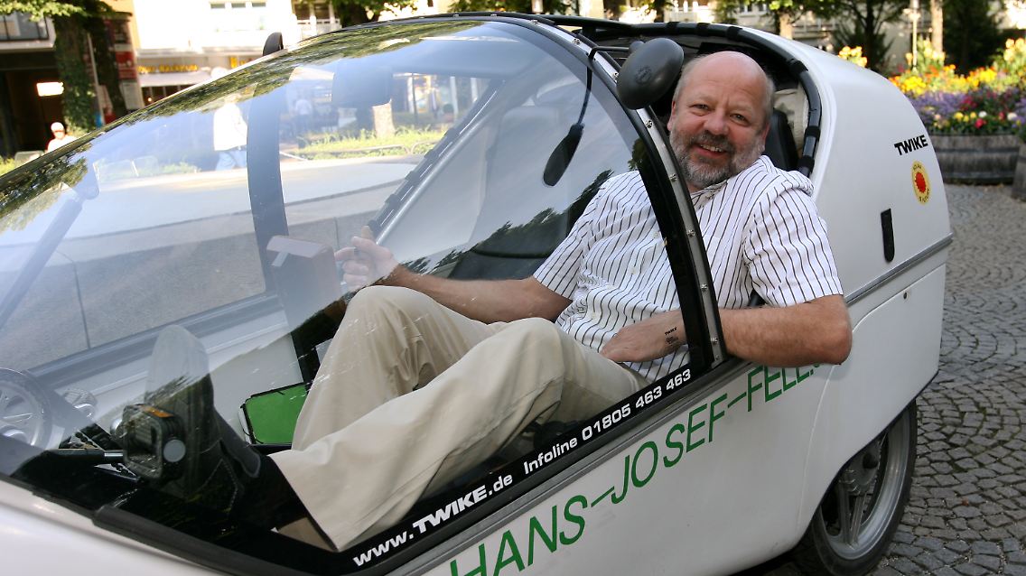 Fell in einem Solarmobil, in dem er und seine Frau im Sommer 2008 eine 1000 Kilometer lange Tour quer durch Bayern bestritten, um auf einen Weg aus der "Erdölpreis-Falle" aufmerksam zu machen.