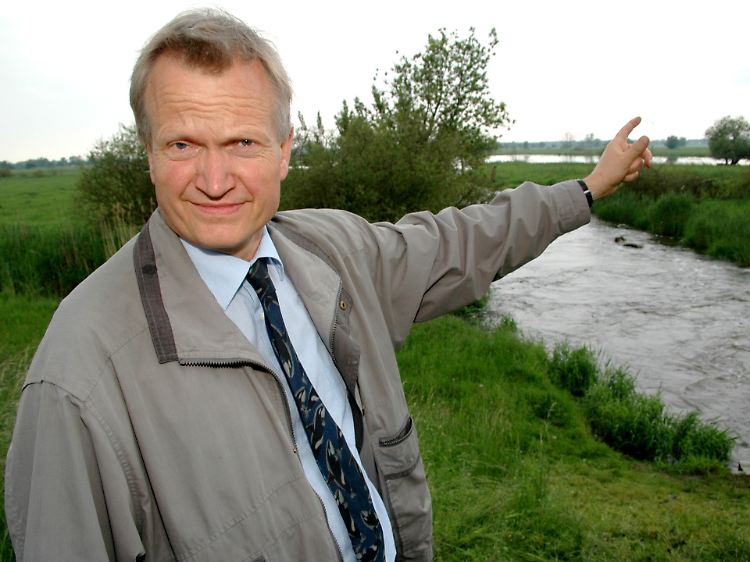 Ansgar Vössing von der Nationalparkstiftung Unteres Odertal zeigt auf die Überflutungswiesen nahe Schwedt.