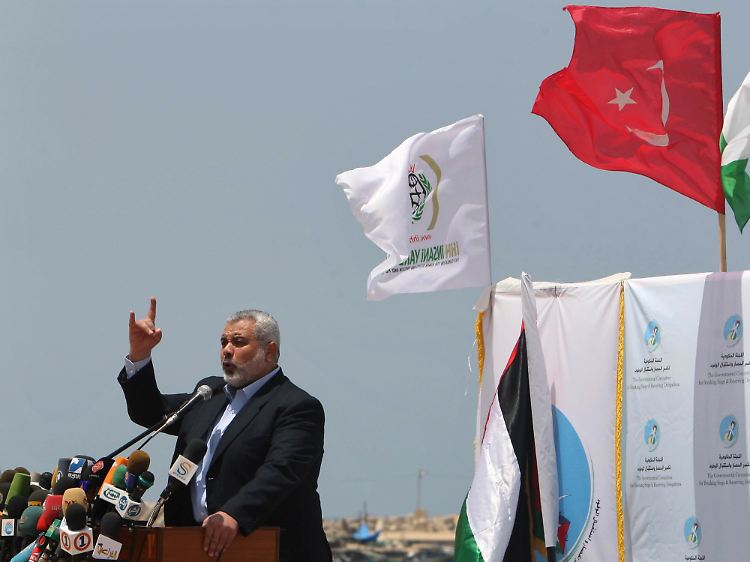 Der Regierungschef der Palästinenser Ismail Haniya erwartet die Flotte in Hafen von Gaza.