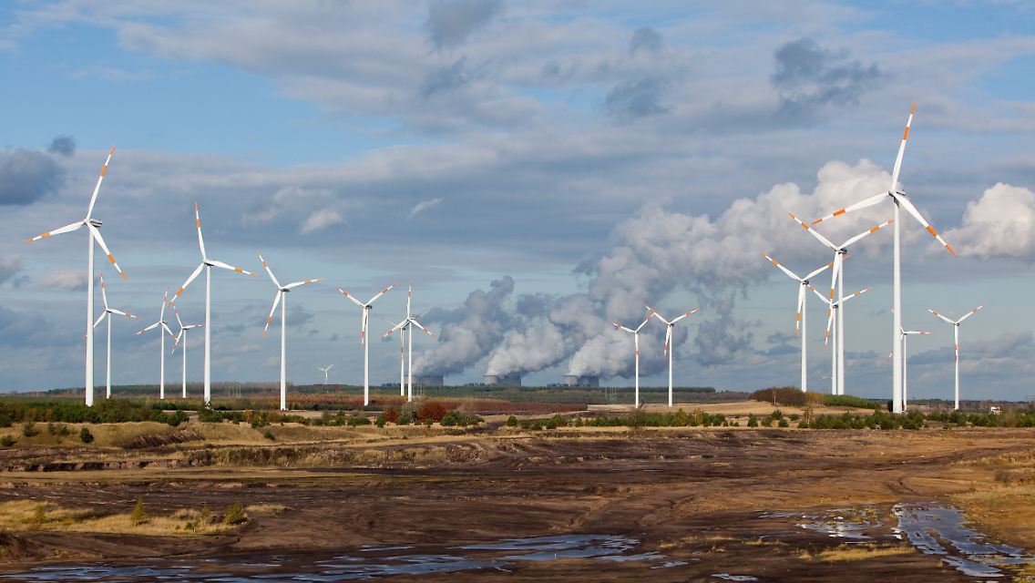 Nicht vereinbar: Windkraft und Kohlekraftwerke.