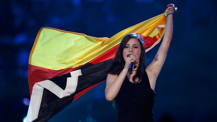Entzückende Siegerin: Lena sang sich mit "Satellite" in die Herzen Europas und holte den Grand Prix nach Deutschland.