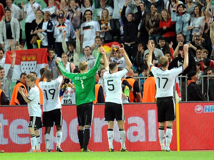 "Die WM wird etwas ganz anderes werden als dieses Spiel", warnt Löw.