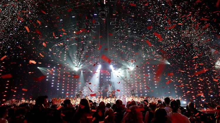 Die Halle tobt und feiert Lena.