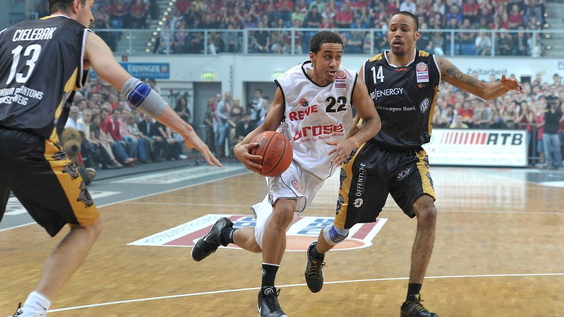 Der Bamberger Brian Roberts umspielt die Braunschweiger Tomasz Cielebak (links) und Kevin Hamilton.