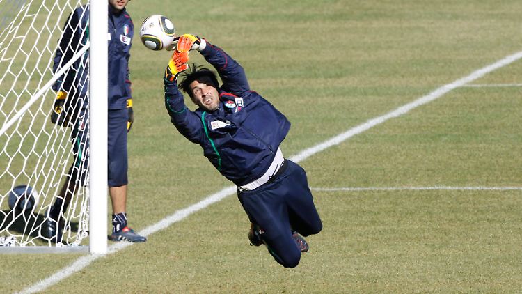 Keine Freunde: Italiens Keeper Gianluigi Buffon und WM-Ball "Jabulani".