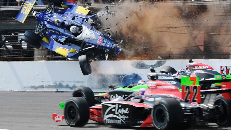 In der vorletzten Runde hob Mike Conway spektakulär ab.