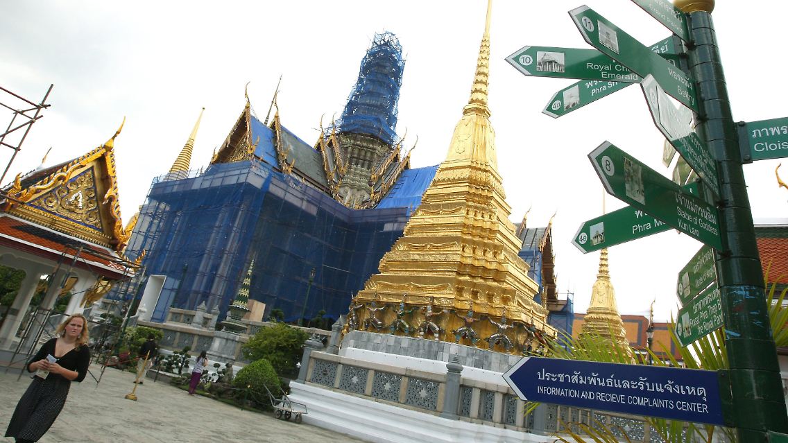 Wenig Betrieb: Touristin am Smaragd-Buddha-Tempel in Bangkok.