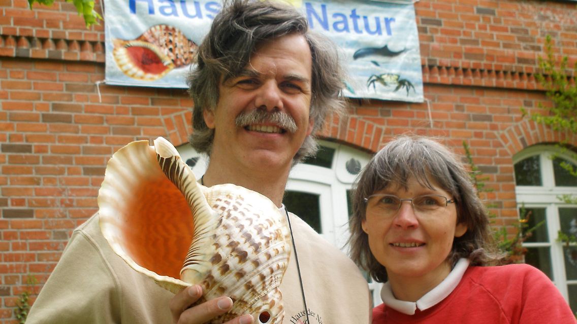 Schneckenexperte Vollrath Wiese und seine Frau Gyde vor dem von ihnen betriebenen privaten Naturkundemuseum.