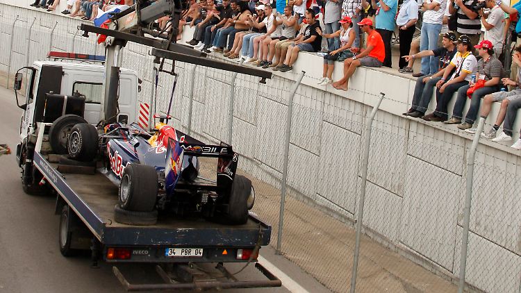 Vettels Auto schaffte es nicht auf den eigenen Rädern in die Box. Webber hatte unwahrscheinlich großes Glück.