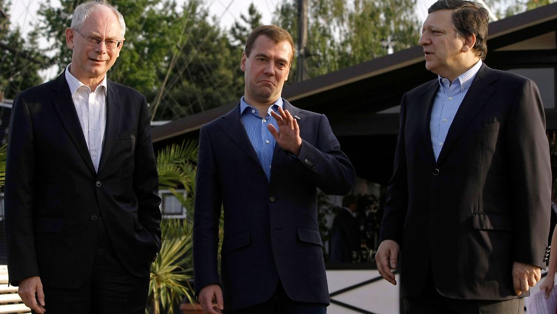 Medwedew (M), Van Rompuy (l) und Barroso in einer Beratungspause.