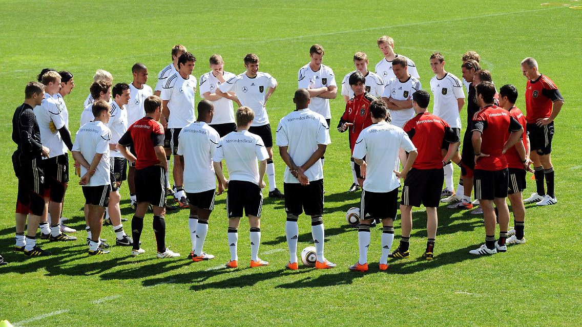 Am 20. Tag der Vorbereitung konnte Bundestrainer Joachim Löw erstmals mit dem gesamten vorläufigen Kader trainieren. Der ist allerdings inzwischen von 27 auf 24 Akteure geschrumpft.