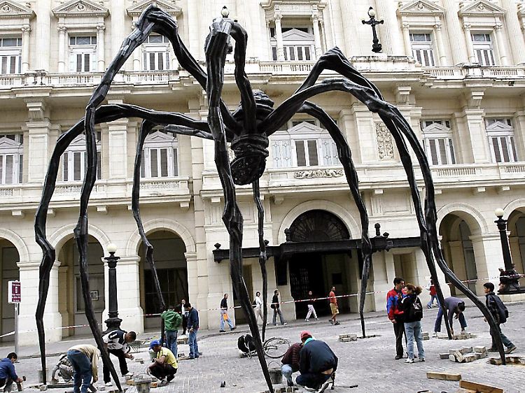 Eine Riesenspinne von Louise Bourgeois wird im Februar 2005 vor dem Kunstmuseum von Havanna aufgestellt.