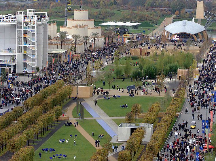 Dicht gedrängt gehen Besucher über das östliche Pavillon-Areal der Weltausstellung in Hannover (Archivfoto vom 28.10.2000).