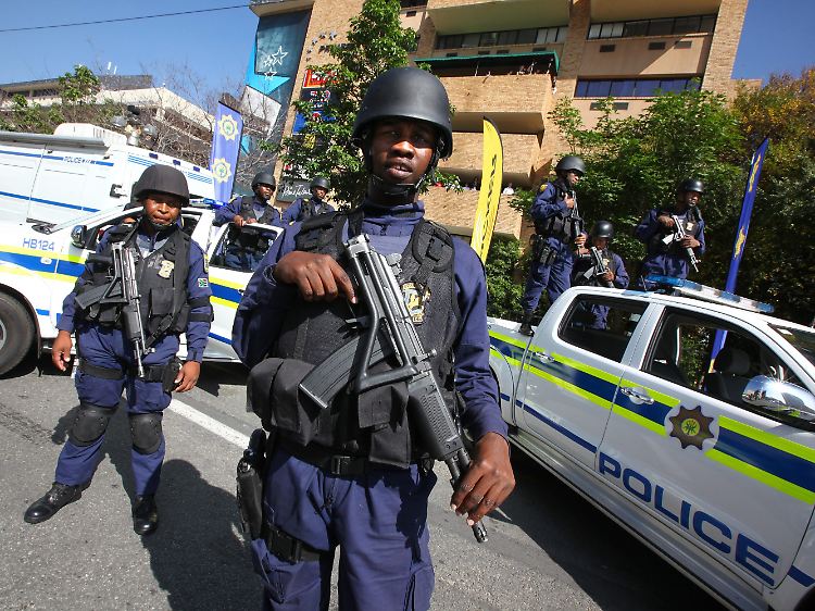 Mitglieder einer Polizeisondereinheit bei einer Einsatzübung für die Fußball-WM 2010 in Johannesburg.