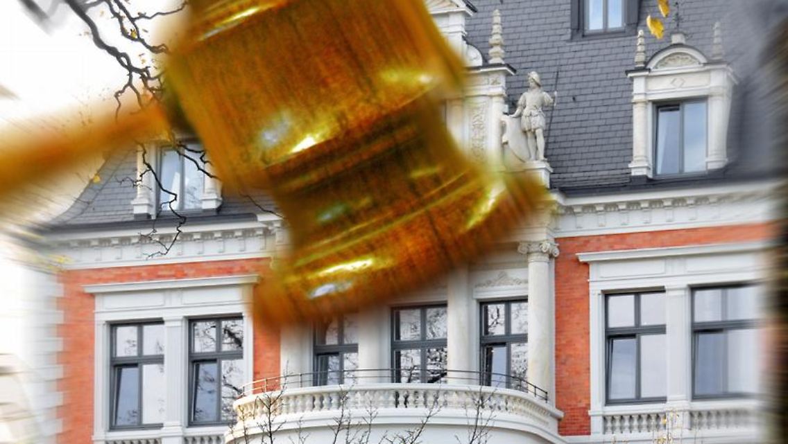 Im Fall einer Zwangsversteigerung sollte der Immobilienbesitzer mit dem Käufer kooperieren - häufig lässt sich so ein besserer Preis erzielen.