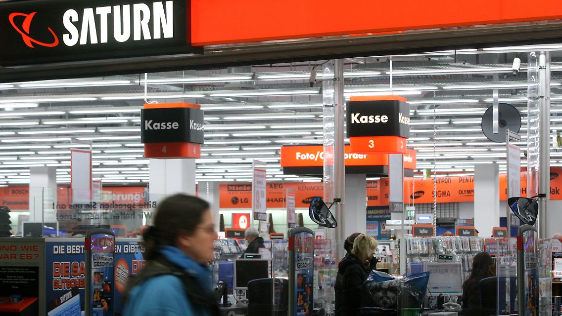 An den Kassen der Saturn-Märkte sind ab Montag die Bahn-Tickets erhältlich.