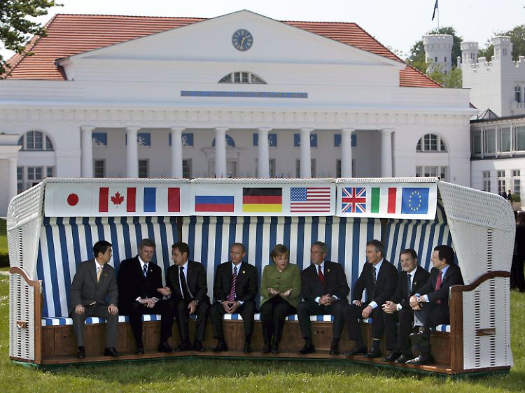 Die Großen dieser Welt im G8-Strandkorb in Heiligendamm. Die Weltwirtschaft sei "in guter Verfassung", wurde damals festgestellt.