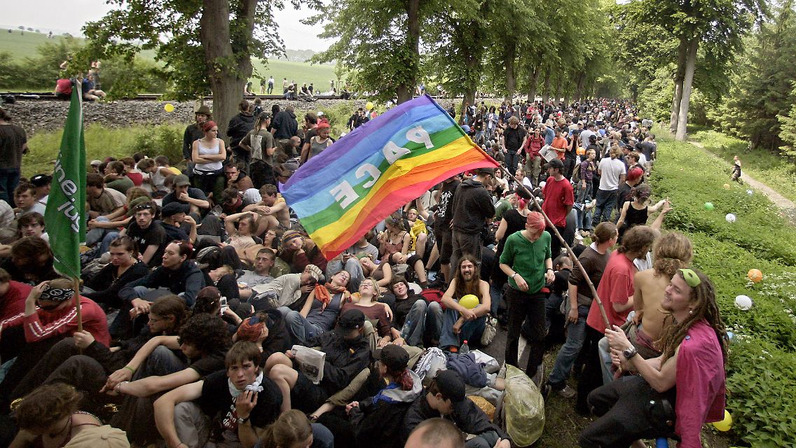 Gegner des G8-Gipfels blockieren zwischen Bad Doberan und Heiligendamm eine Zufahrtsstraße (Archivfoto vom 06.06.2007).