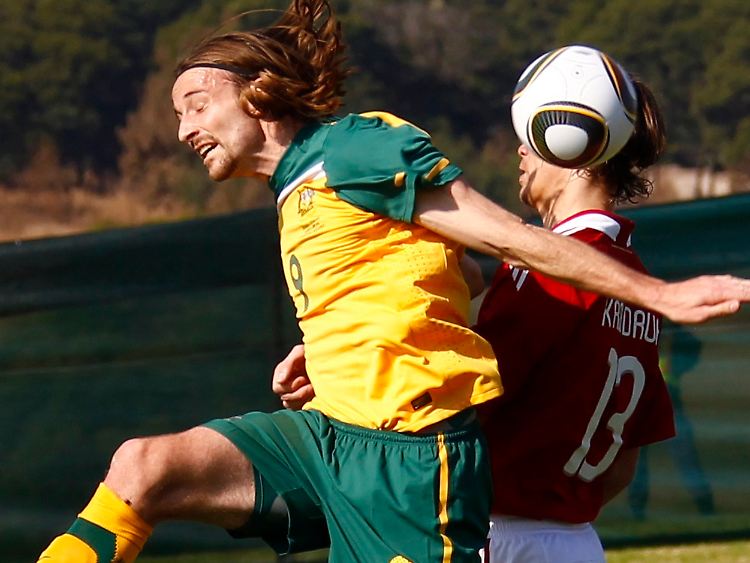 Kampf um den Ball, um was auch sonst? Australiens Josh Kennedy, links, und der Däne Per Kroldrup.