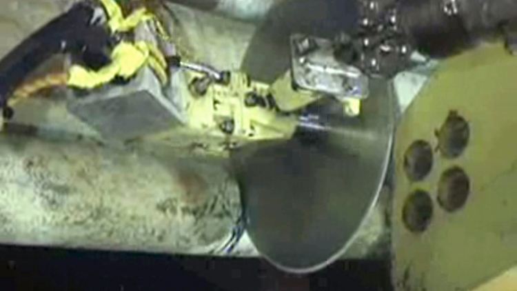 Die Säge bleibt beim Versuch, das Steigrohr zu durchtrennen, stecken.