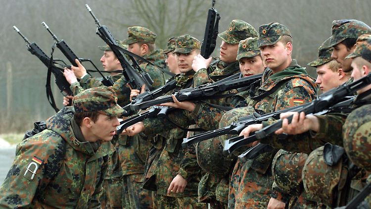 Wehrpflicht auf der Kippe: Rekruten bei der Ausbildung (Archivbild).