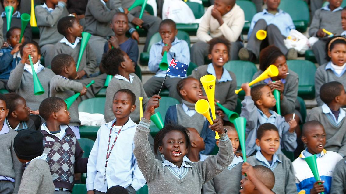 Südafrikanische Schulkinder mit "Vuvuzelas" beim Freundschaftsspiel Australien - Dänemark in Johannesburg am 1. Juni 2010.