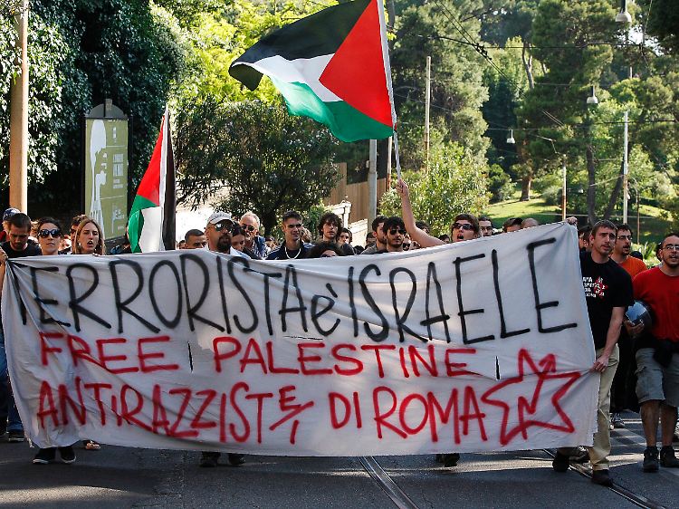 Demonstranten protestieren in Rom gegen Israel.
