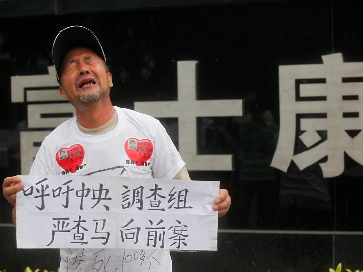 Der Vater von Ma Xiangqian weint um seinen Sohn, der sich bei Foxconn das Leben genommen hat.