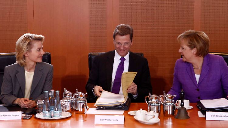Wunschvorschlag oder Nebelkerze? FDP-Chef Westerwelle und Kanzlerin Merkel mit von der Leyen am Kabinettstisch.