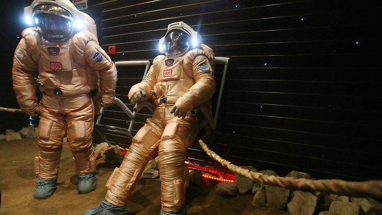 ESA-Spezialist Diego Urbani (r) aus Italien und Militärarzt Alexei Smolejewsky (l) aus Russland hier beim Training auf nachgebauten Marsboden im Institut für biomedizinische Probleme in Moskau.